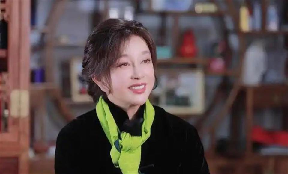 钱再多有什么用？75岁的风流妖精刘晓庆，已经走上另一条道路(图4)