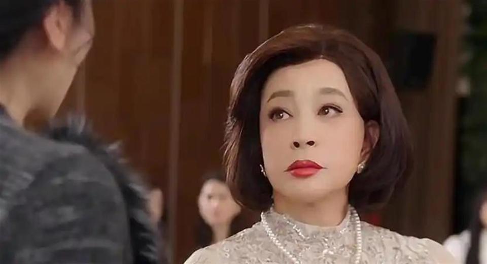 钱再多有什么用？75岁的风流妖精刘晓庆，已经走上另一条道路(图8)