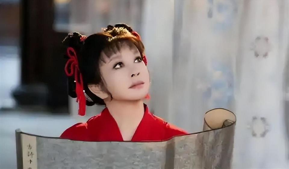 钱再多有什么用？75岁的风流妖精刘晓庆，已经走上另一条道路(图9)