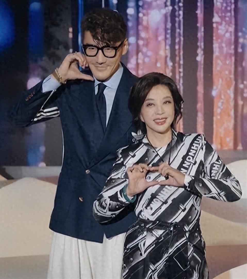 钱再多有什么用？75岁的风流妖精刘晓庆，已经走上另一条道路(图13)