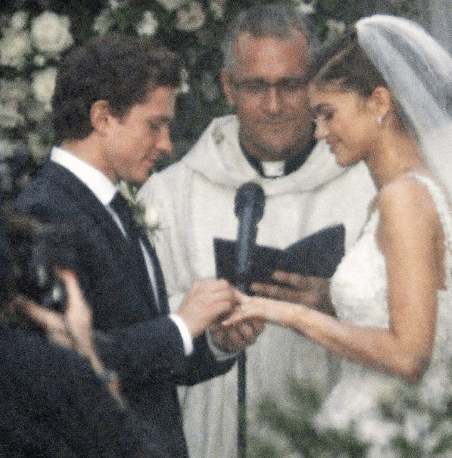 赞达亚与荷兰弟疑似婚照曝光 交换戒指画面