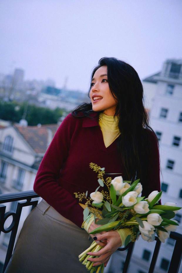 舒淇酒红针织衫气质温婉 手捧郁金香文艺氛围感拉满(图1)