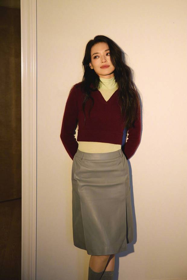 舒淇酒红针织衫气质温婉 手捧郁金香文艺氛围感拉满(图2)