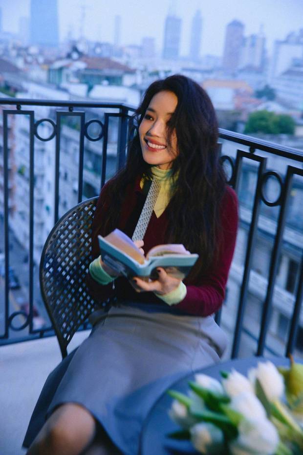 舒淇酒红针织衫气质温婉 手捧郁金香文艺氛围感拉满(图3)