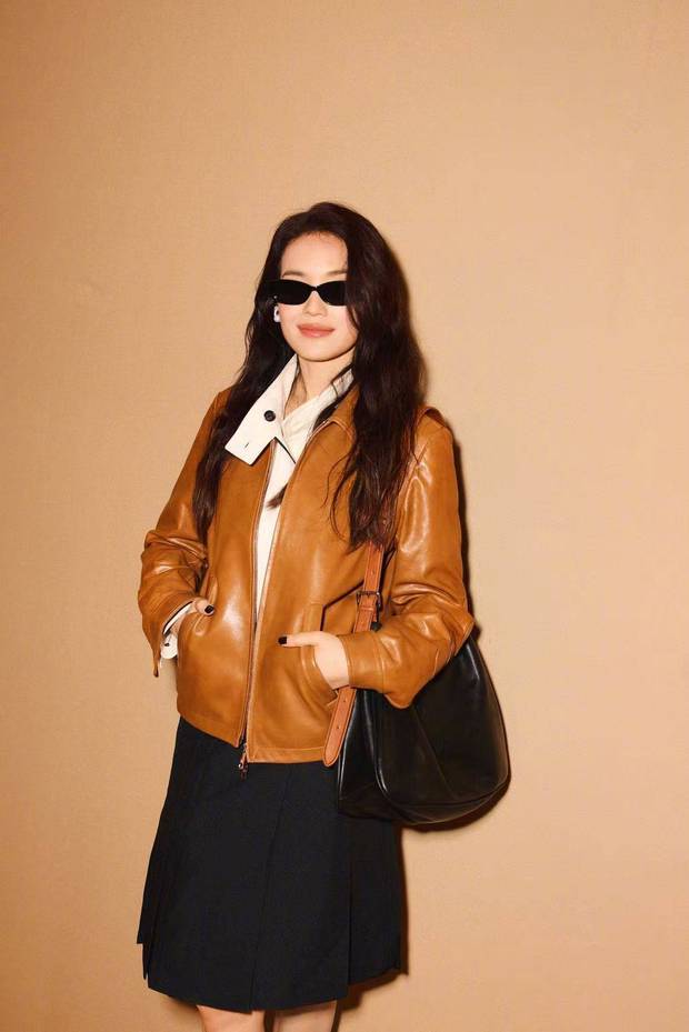 舒淇酒红针织衫气质温婉 手捧郁金香文艺氛围感拉满(图5)