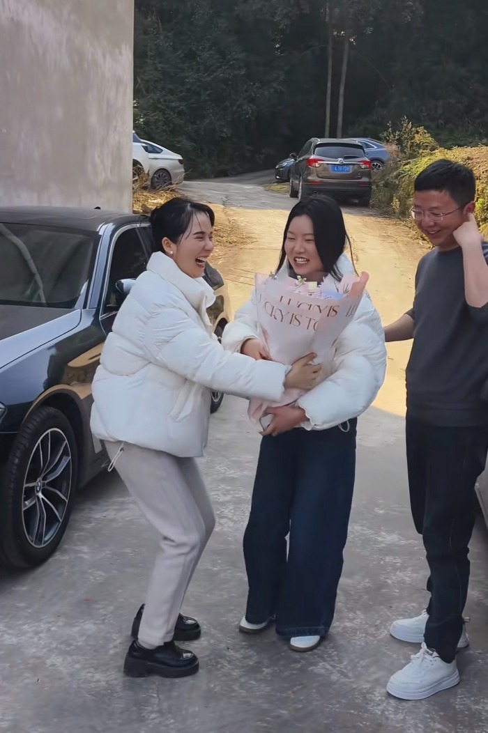 32岁男子携女友回家30人迎接引热议，女