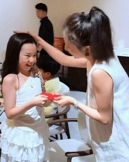 佟丽娅给小酒窝发压岁钱 两人贴脸拥抱超亲昵(图1)