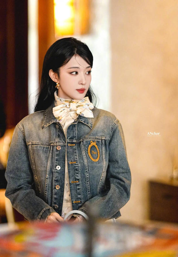 王楚然牛仔外套搭碎花裙 身姿轻盈尽显随性优雅(图1)