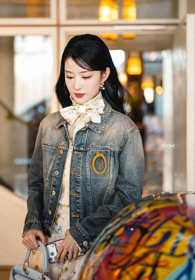 王楚然牛仔外套搭碎花裙 身姿轻盈尽显随性优雅(图4)