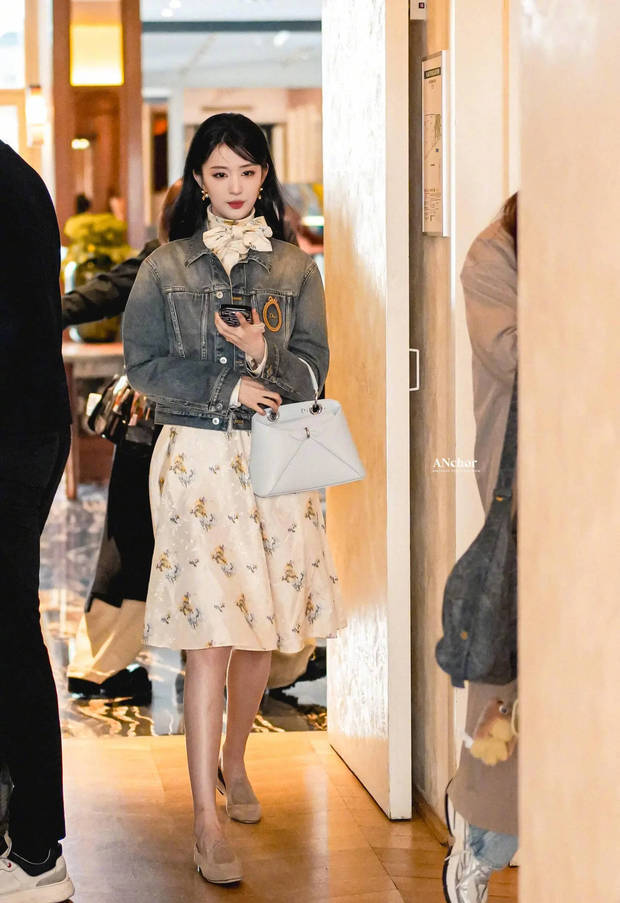 王楚然牛仔外套搭碎花裙 身姿轻盈尽显随性优雅(图3)