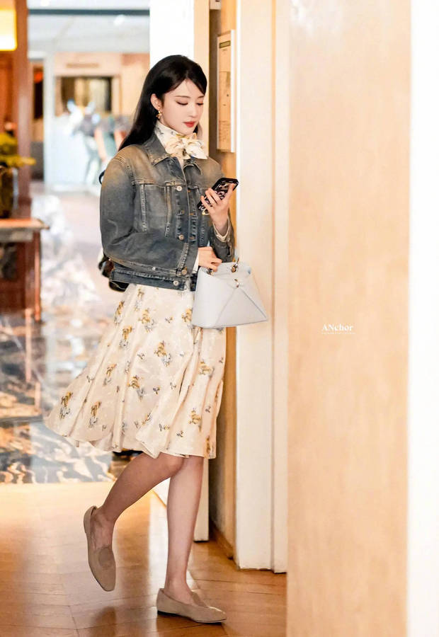 王楚然牛仔外套搭碎花裙 身姿轻盈尽显随性优雅(图5)