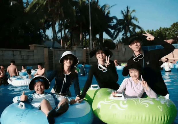 佟丽娅给小酒窝发压岁钱 两人贴脸拥抱超亲昵(图4)