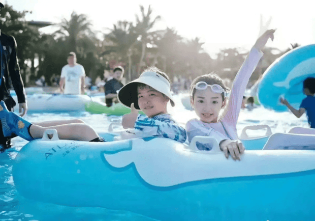 佟丽娅给小酒窝发压岁钱 两人贴脸拥抱超亲昵(图5)