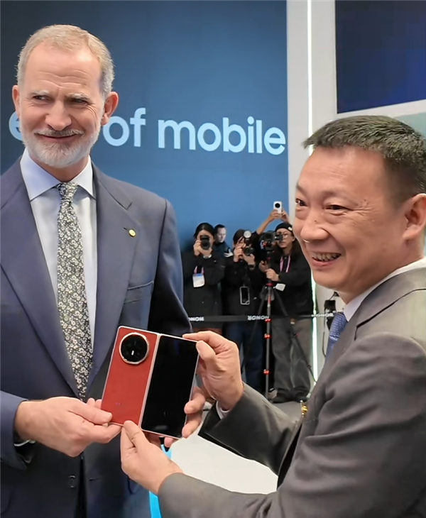 西班牙国王现身MWC 2026荣耀展台！李健亲自接待 赠送荣耀Magic V6(图2)