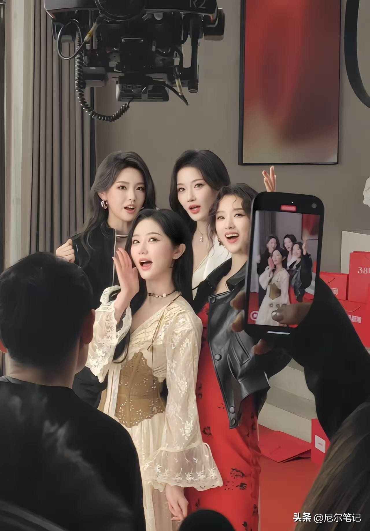 短剧四小花旦齐聚!气场颜值双在线丝毫不输一线,网友直呼太养眼(图2) 短剧四小花旦齐聚!气场颜值双在线丝毫不输一线,网友直呼太养眼(图2)