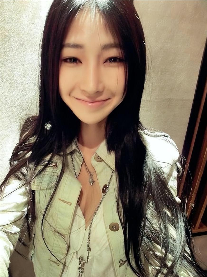 和李荣浩同居4年却惨遭抛弃,陷入抑郁多年,如今39岁仍是单身(图4) 和李荣浩同居4年却惨遭抛弃,陷入抑郁多年,如今39岁仍是单身(图4)