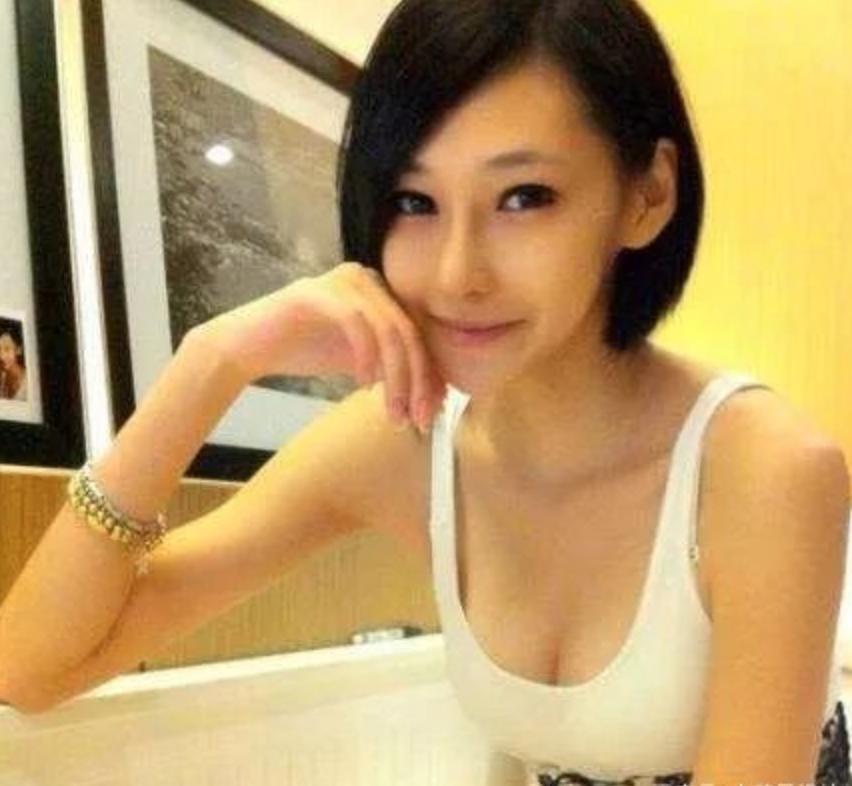 和李荣浩同居4年却惨遭抛弃,陷入抑郁多年,如今39岁仍是单身(图8) 和李荣浩同居4年却惨遭抛弃,陷入抑郁多年,如今39岁仍是单身(图8)