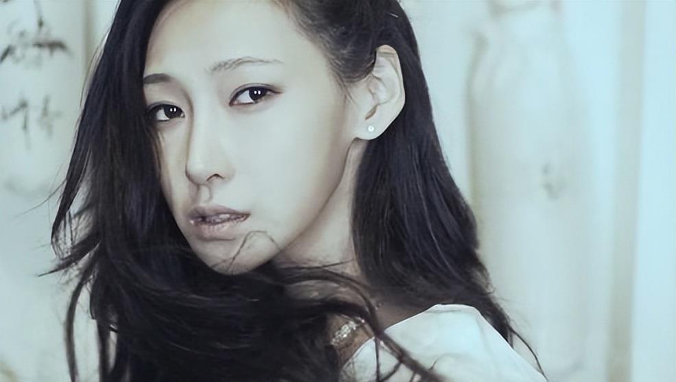 和李荣浩同居4年却惨遭抛弃,陷入抑郁多年,如今39岁仍是单身(图5) 和李荣浩同居4年却惨遭抛弃,陷入抑郁多年,如今39岁仍是单身(图5)