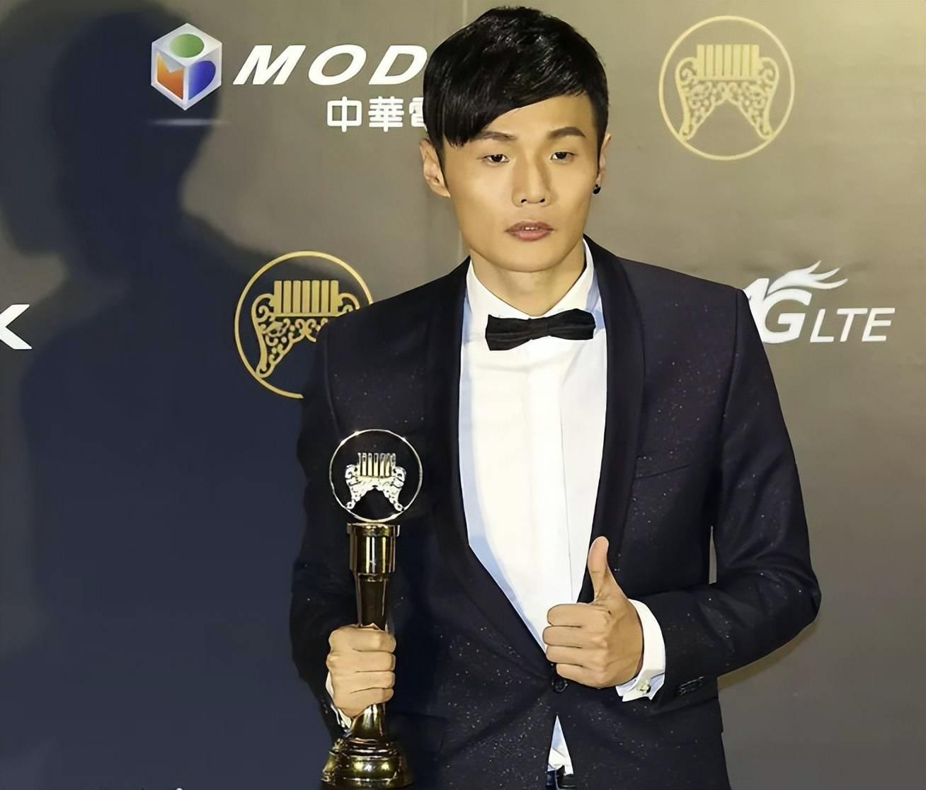 和李荣浩同居4年却惨遭抛弃,陷入抑郁多年,如今39岁仍是单身(图13) 和李荣浩同居4年却惨遭抛弃,陷入抑郁多年,如今39岁仍是单身(图13)