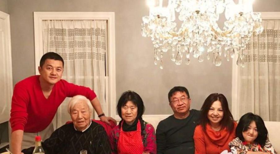 李亚鹏与哥哥失和18年,母亲心如汤煮,如今他们家终于迎来晴天(图11) 李亚鹏与哥哥失和18年,母亲心如汤煮,如今他们家终于迎来晴天(图11)