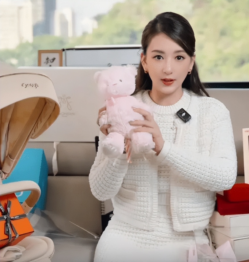 香港天王娇妻产下三胎近况曝光，高调晒满月重礼，囤金饰眼光毒辣(图2)