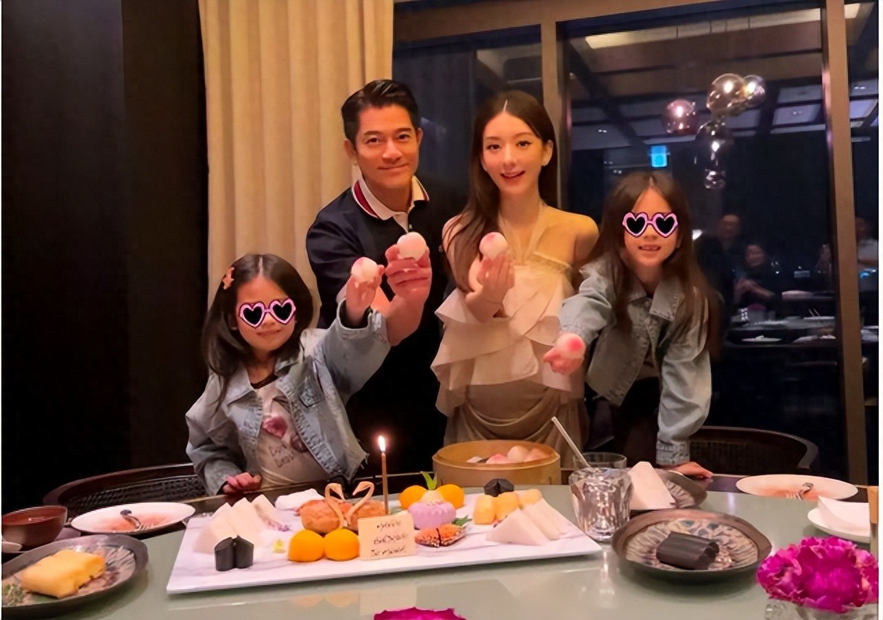 香港天王娇妻产下三胎近况曝光，高调晒满月