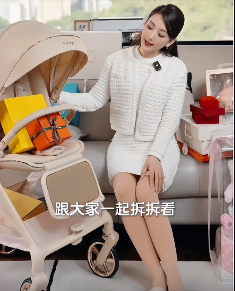 香港天王娇妻产下三胎近况曝光，高调晒满月重礼，囤金饰眼光毒辣(图3)