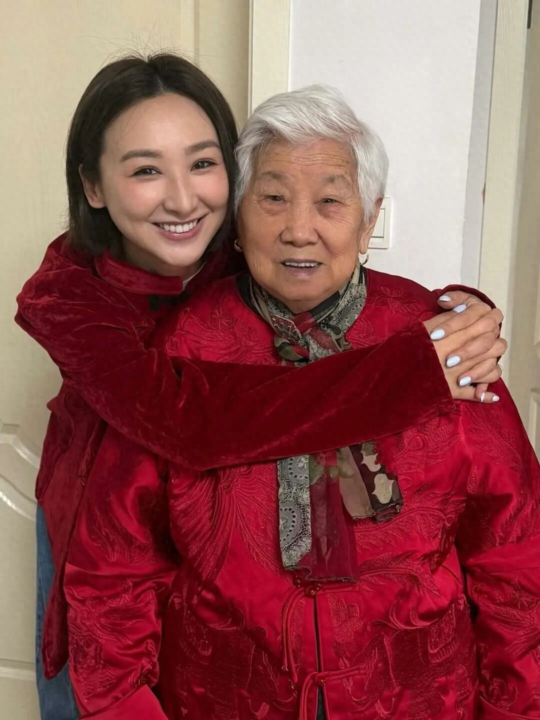 TVB当家花旦内地素颜被捕获，一举动暴露真实人品，挤公交接地气(图1)