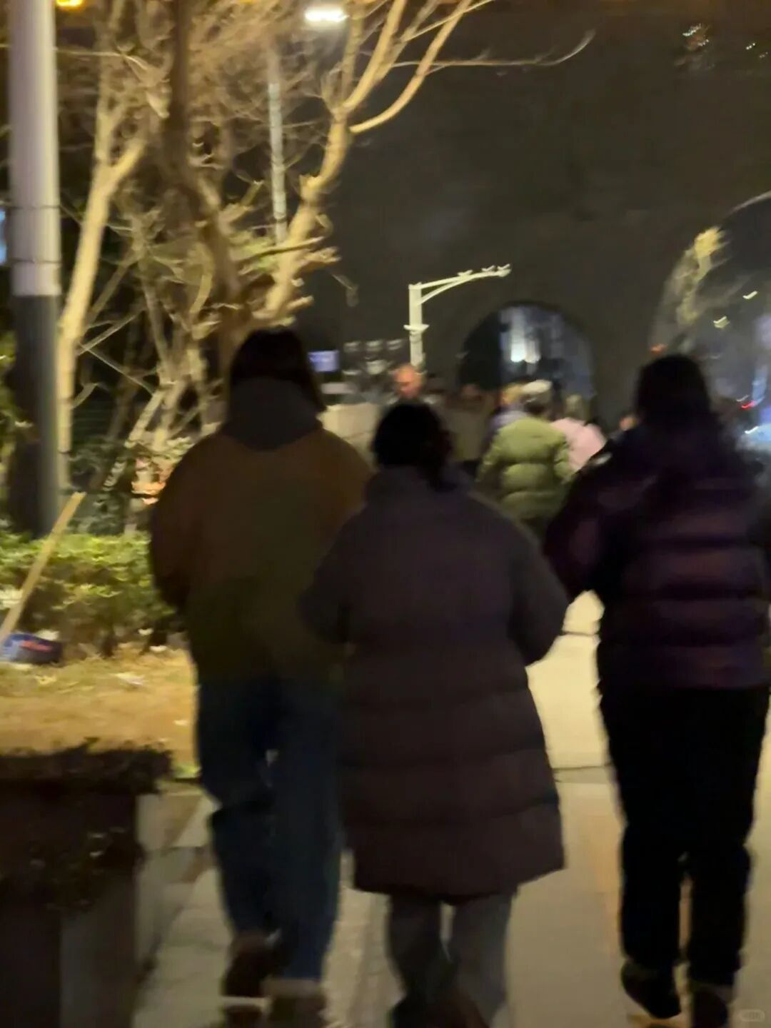 TVB当家花旦内地素颜被捕获，一举动暴露真实人品，挤公交接地气(图4)